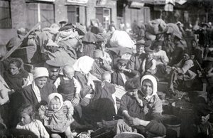 Refugiados en San Petersburgo, 1915 de Russian Photographer
